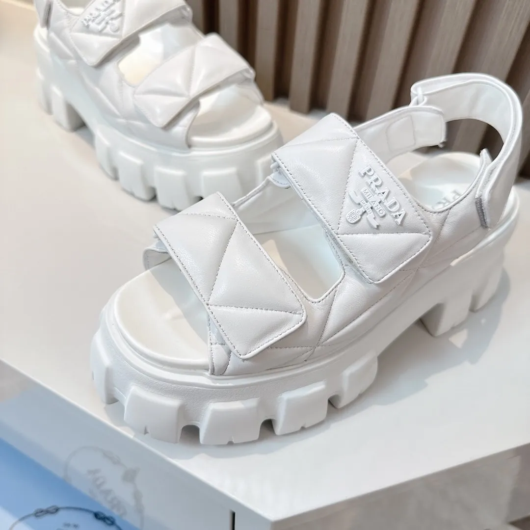 👟👟Ex-factory price 520👟👟 Prada 2024 new summer sandals series Thick-soled sandals This is a must-have for summer. It feels soft and delicate on the feet and is extremely comfortable. You can match it as you like. Original molded midsole. Original foaming technology tooth outsole, size 35-41.